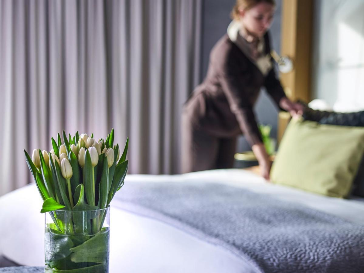 Sofitel Munich Bayerpost Hotel Ngoại thất bức ảnh A chambermaid making a bed